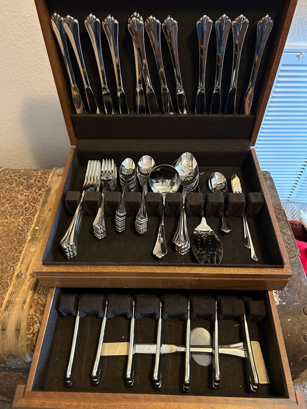 Oneida Silver Floral-Handled Stainless Flatware Set in Silver Finish